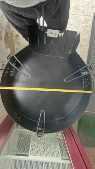Barbacoa de metal 60 x 75 cm negra y roja