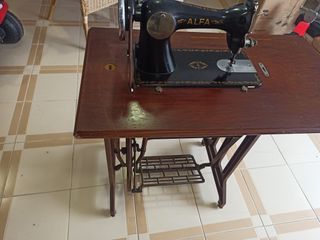 Máquina de coser antigua de madera
