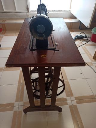 Máquina de coser antigua de madera