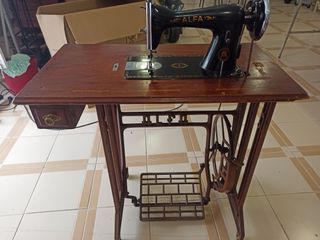 Máquina de coser antigua de madera