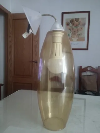 Lámpara LED dorada y transparente