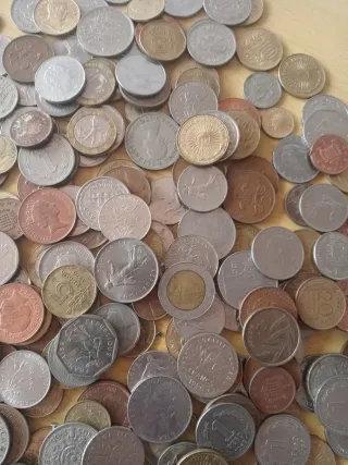 Lote de 385  monedas mundiales