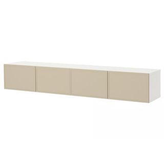 Mueble TV madera y puertas beige.