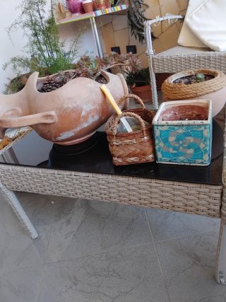 Tavolino da salotto effetto vimini e vetro