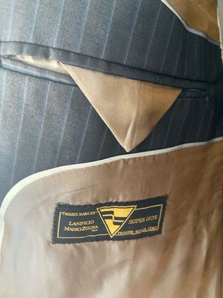 Traje de caballero azul con rayas