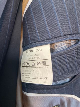 Traje de caballero azul con rayas