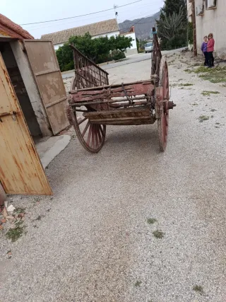 Carro antiguo de madera y aparejada conserva matrí