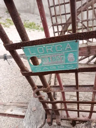 Carro antiguo de madera y aparejada conserva matrí