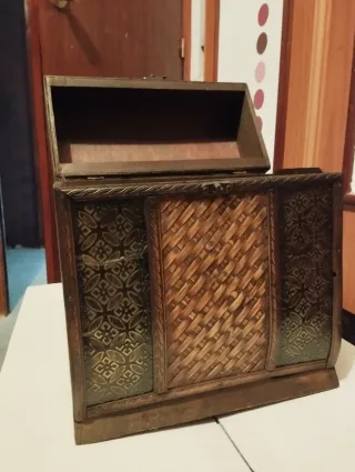 Caja de madera decorada con bambú y metal