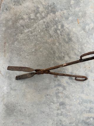 Tenaza antigua oxidada