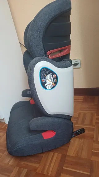 Silla coche Isofix gris con protector de asiento