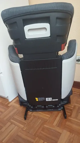 Silla coche Isofix gris con protector de asiento
