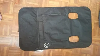 Silla coche Isofix gris con protector de asiento