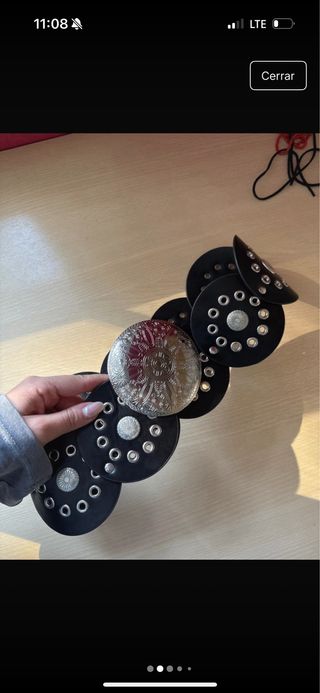 Cinturón de cuero con tachuelas