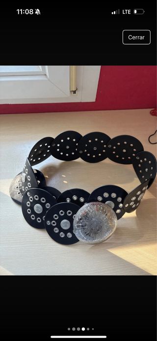 Cinturón de cuero con tachuelas