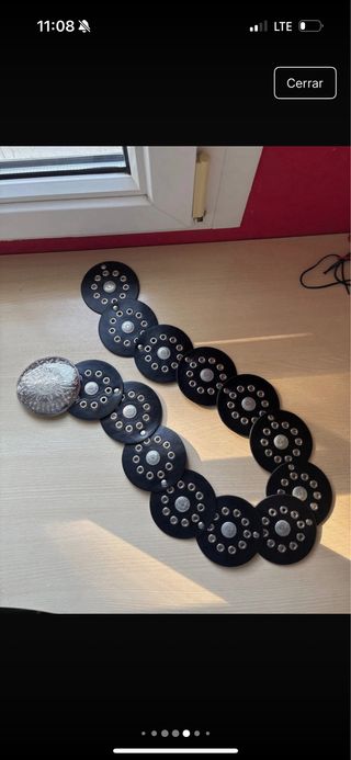 Cinturón de cuero con tachuelas