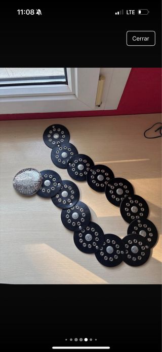 Cinturón de cuero con tachuelas