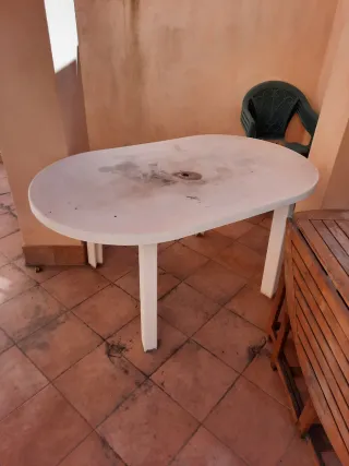 Tavolo ovale bianco sedie verdi plastica giardino