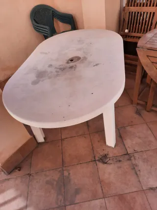 Tavolo ovale bianco sedie verdi plastica giardino