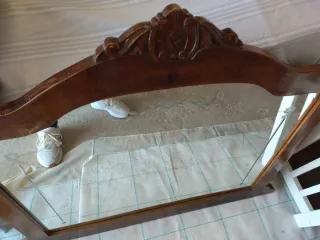Espejo de madera antiguo con detalles florales