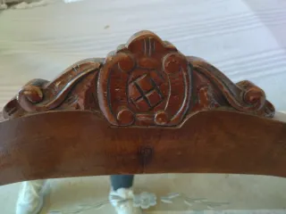 Espejo de madera antiguo con detalles florales