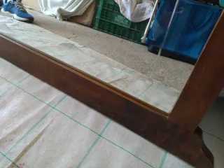 Espejo de madera antiguo con detalles florales