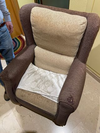 Sillón de tela beige y marrón