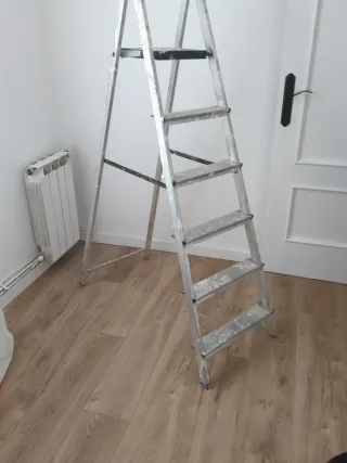 Escalera de metal plegable.