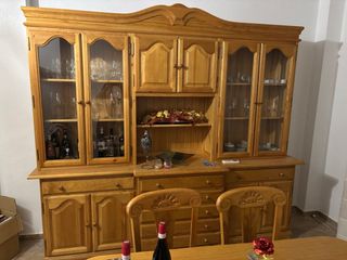 Aparador de comedor de madera y cristal