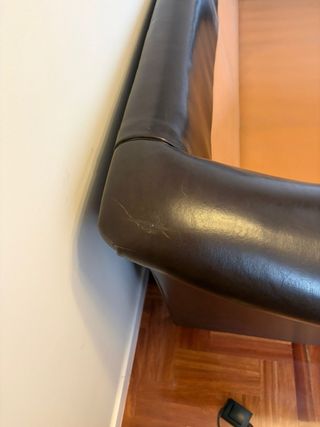 Sofá de piel y tela beige y negro