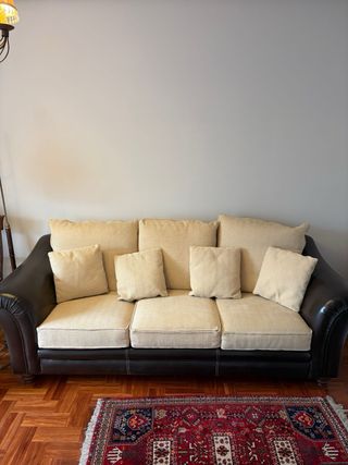 Sofá de piel y tela beige y negro