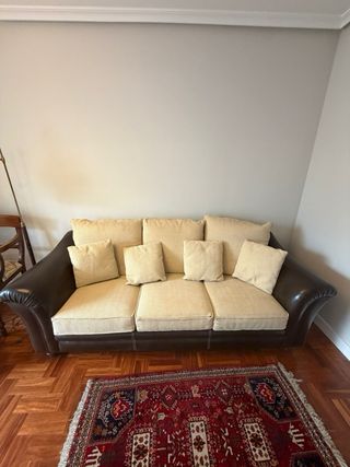 Sofá de piel y tela beige y negro