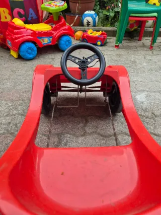 Macchinina a pedali rossa con adesivi