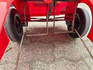 Macchinina a pedali rossa con adesivi