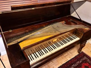 Antiguo piano de caoba