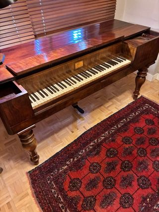 Antiguo piano de caoba