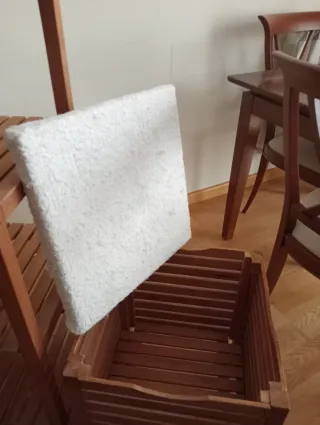 Estantería madera y baúl asiento baño