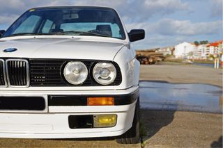 BMW E30 320i