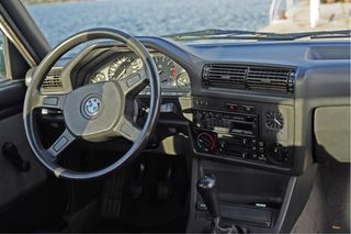 BMW E30 320i