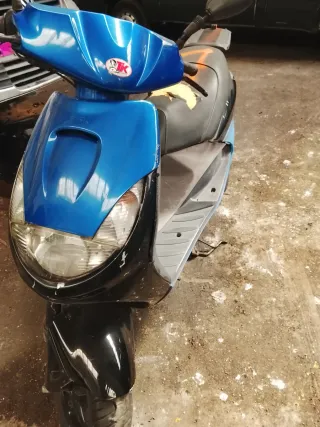 Peugeot Vivacity Scooter Azul y Negro