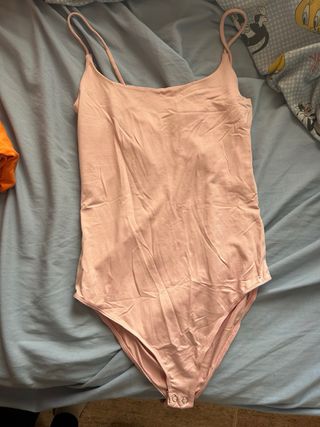 Body rosa tirantes finos