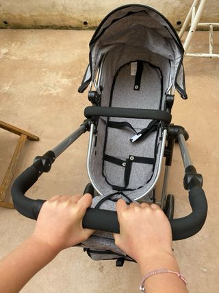 Carrito de muñecas gris con bolso