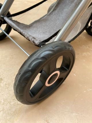 Carrito de muñecas gris con bolso