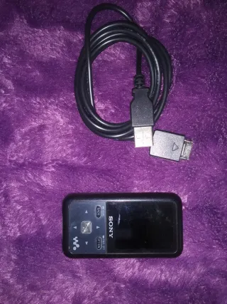 Reproductor Sony MP3 Negro y cargador.