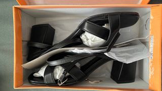 Tacones negros de tiras