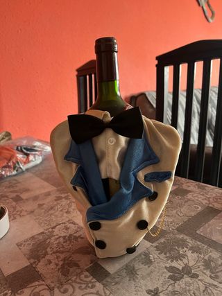 Funda para botella de vino estilo traje