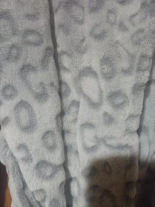 Bata de casa con estampado animal.
