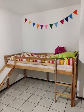Letto a castello in legno con scivolo