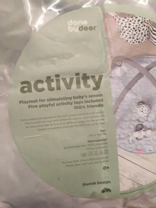 Manta de actividades para bebé de Done by deer