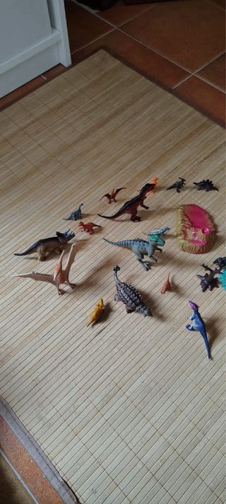 Lote de dinosaurios de juguete